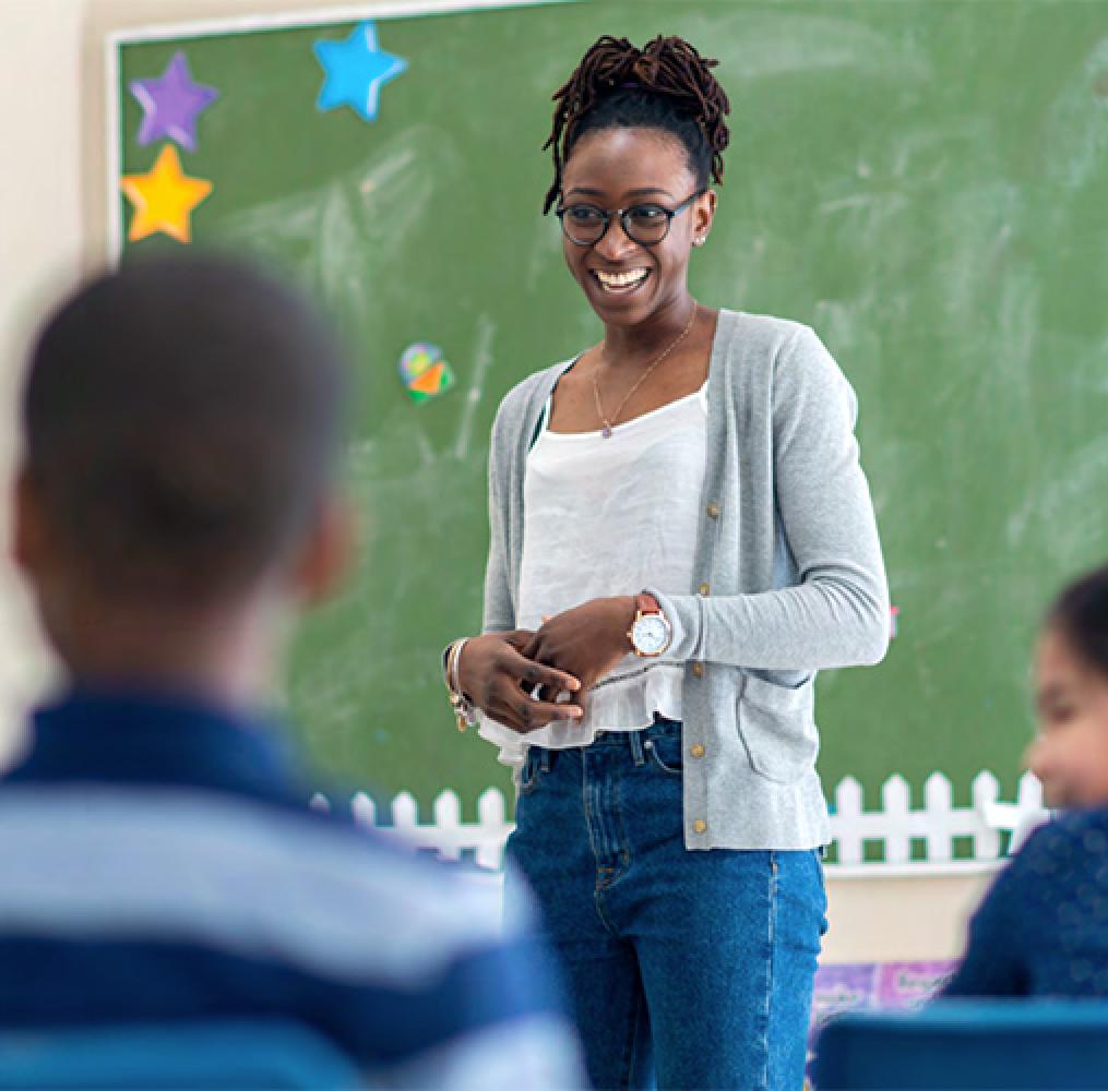 Female teacher talking in front of an classroom with students